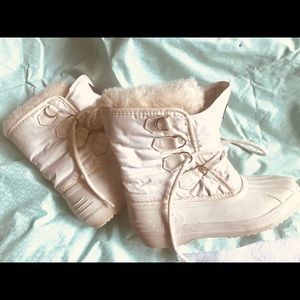 Women’s White Sorel Snow Boots Size 8